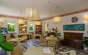 TV a/nebo společenská místnost v ubytování Hotel Cavalieri Del Mare