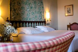 A bed or beds in a room at Parador de Jarandilla de la Vera