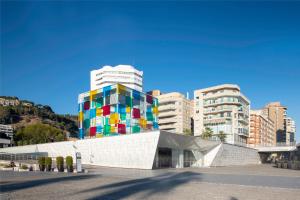 un edificio con un edificio colorido encima en Apartamento Malaga Beach, en Málaga