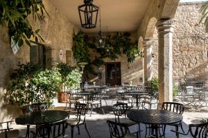A restaurant or other place to eat at Parador de Jarandilla de la Vera