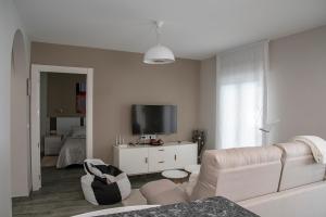 A television and/or entertainment centre at Alojamiento Turistico La Casa del tio Cesar