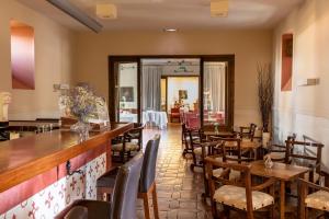 A seating area at Parador de Jarandilla de la Vera