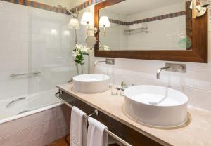 A bathroom at Parador de Jarandilla de la Vera