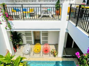 una vista desde lo alto de una casa con sillas y una piscina en Bona Vida Hostel en Ríohacha