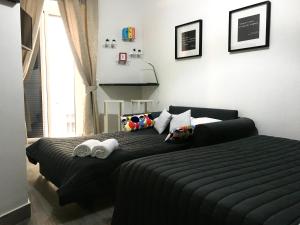 Un pat sau paturi într-o cameră la FRANZ GUEST HOUSE