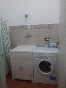 a washing machine and a sink in a bathroom at Casa con vista panoramica in Sciacca
