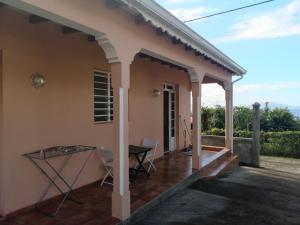 un patio de una casa con mesa y sillas en Beau F2 avec vue sur Les Saintes, en Trois-Rivières