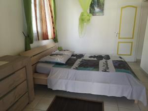 Postel nebo postele na pokoji v ubytování Beau F2 avec vue sur Les Saintes