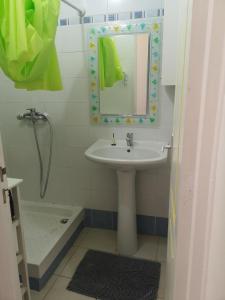 a bathroom with a sink and a mirror and a tub at Beau F2 avec vue sur Les Saintes in Trois-Rivières