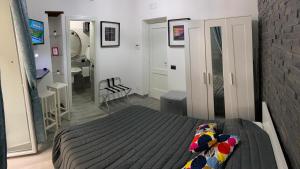 una camera con letto e un bagno con specchio di FRANZ GUEST HOUSE a Napoli