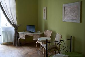 a room with a desk with a computer and chairs at Belle Epoque in Poznań