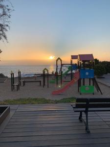 plac zabaw na plaży z zachodem słońca w tle w obiekcie Alcalà Center A 5 minutos del paseo y playas w mieście Alcalá