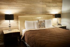 Un pat sau paturi într-o cameră la Inn By the Bay Monterey