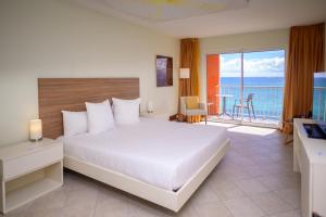 Postel nebo postele na pokoji v ubytování Hotel Arawak Beach Resort