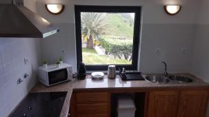 een keuken met een wastafel en een raam bij Velasmar in Velas