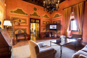 A television and/or entertainment centre at Parador de Jarandilla de la Vera