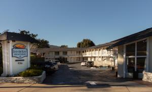 uma vista para a rua principal de um hotel em Inn By the Bay Monterey em Monterey