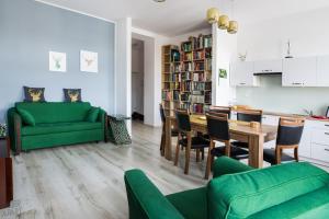 ein Wohnzimmer mit einem grünen Sofa und einem Tisch in der Unterkunft Deer Apart in Cieszyn