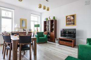 sala de estar con mesa, sillas y TV en Deer Apart en Cieszyn