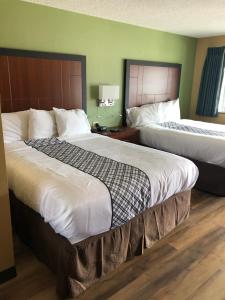 Postel nebo postele na pokoji v ubytování Knights Inn Motel