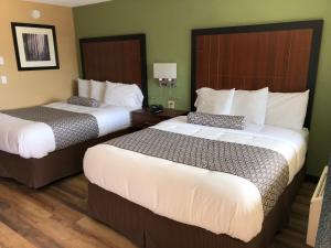 Postel nebo postele na pokoji v ubytování Knights Inn Motel