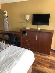 TV a/nebo společenská místnost v ubytování Knights Inn Motel