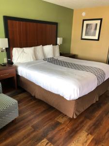 Postel nebo postele na pokoji v ubytování Knights Inn Motel