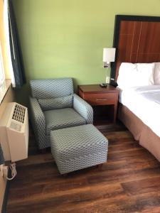 Postel nebo postele na pokoji v ubytování Knights Inn Motel