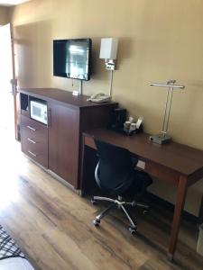 Kuchyň nebo kuchyňský kout v ubytování Knights Inn Motel