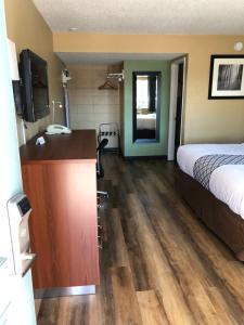 Postel nebo postele na pokoji v ubytování Knights Inn Motel
