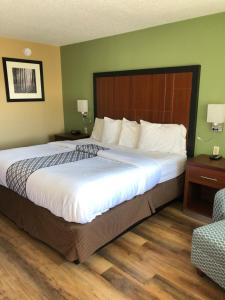 Postel nebo postele na pokoji v ubytování Knights Inn Motel