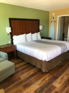 Postel nebo postele na pokoji v ubytování Knights Inn Motel
