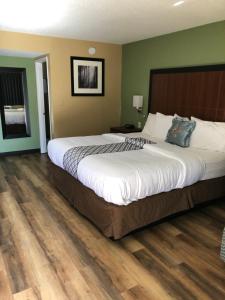 Postel nebo postele na pokoji v ubytování Knights Inn Motel