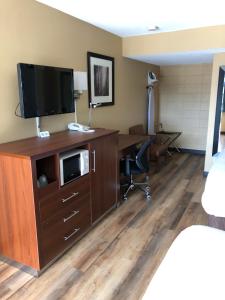 TV a/nebo společenská místnost v ubytování Knights Inn Motel