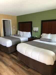 Postel nebo postele na pokoji v ubytování Knights Inn Motel