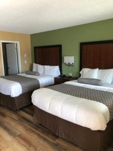 Postel nebo postele na pokoji v ubytování Knights Inn Motel