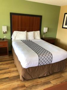 Postel nebo postele na pokoji v ubytování Knights Inn Motel