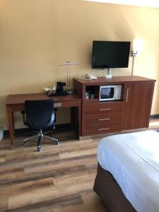 TV a/nebo společenská místnost v ubytování Knights Inn Motel