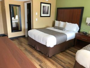 Postel nebo postele na pokoji v ubytování Knights Inn Motel