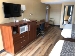 TV a/nebo společenská místnost v ubytování Knights Inn Motel
