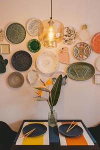 a table with plates on a wall at Jasmim in Setúbal