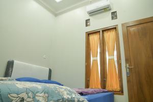Postel nebo postele na pokoji v ubytování M Stay Guest House Jogja