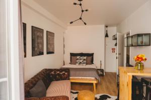 a bedroom with a bed and a couch at Jasmim in Setúbal
