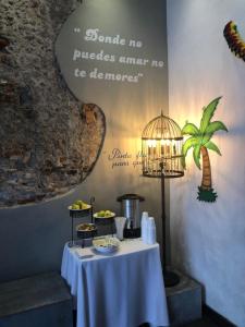 een tafel met een witte tafeldoek en een vogelkooi bij Hotel Frida in Puebla