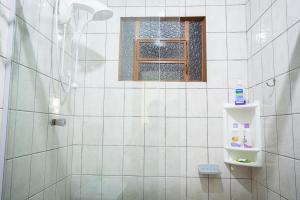 baño con ducha y ventana en Paradouro Padilha, en Canela