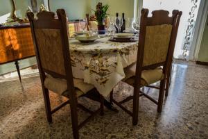 マッサ・マリッティマにあるVilletta dell'Ortinoのダイニングルーム(テーブル、椅子2脚付)