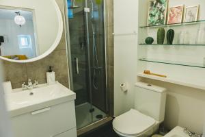 Jasmim في سيتوبال: حمام مع دش ومرحاض ومغسلة