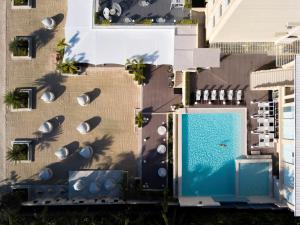 The swimming pool at or close to BE Resort Mactan