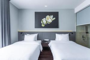 Voodi või voodid majutusasutuse Everland Hotel toas