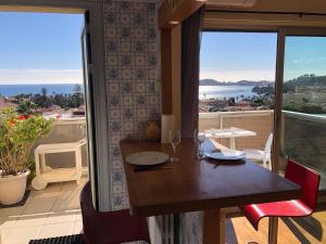 - une table à manger avec vue sur l'océan dans l'établissement **** Panoramic Top Roof in Beaulieu ****, à Beaulieu-sur-Mer
